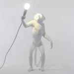 The Monkey Lamp In piedi